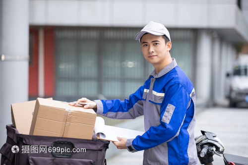 快遞小哥的戶外堅守 烈日風雨中的裝卸服務